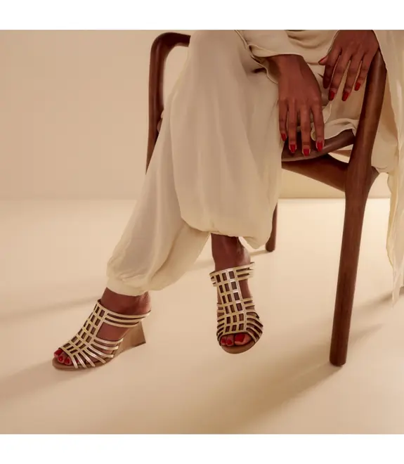 SANDÁLIA MULE SALTO ALTO BY THÁSSIA NAVES DOURADO
