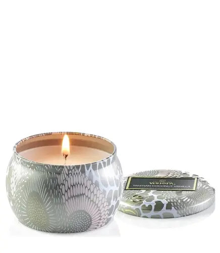 MINI VELA AROMÁTICA LATA RELEVO 25H TAHITIAN COCONUT VANILLA VOLUSPA