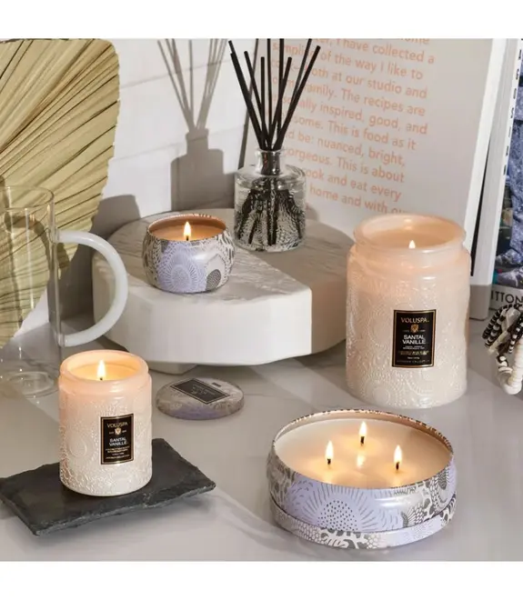 MINI VELA AROMÁTICA LATA RELEVO 25H SANTAL VANILLE VOLUSPA