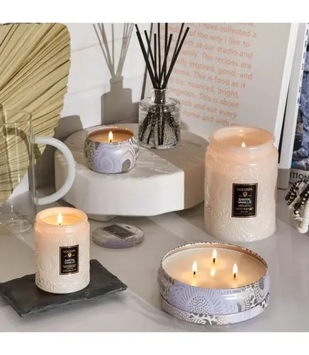 MINI VELA AROMÁTICA LATA RELEVO 25H SANTAL VANILLE VOLUSPA