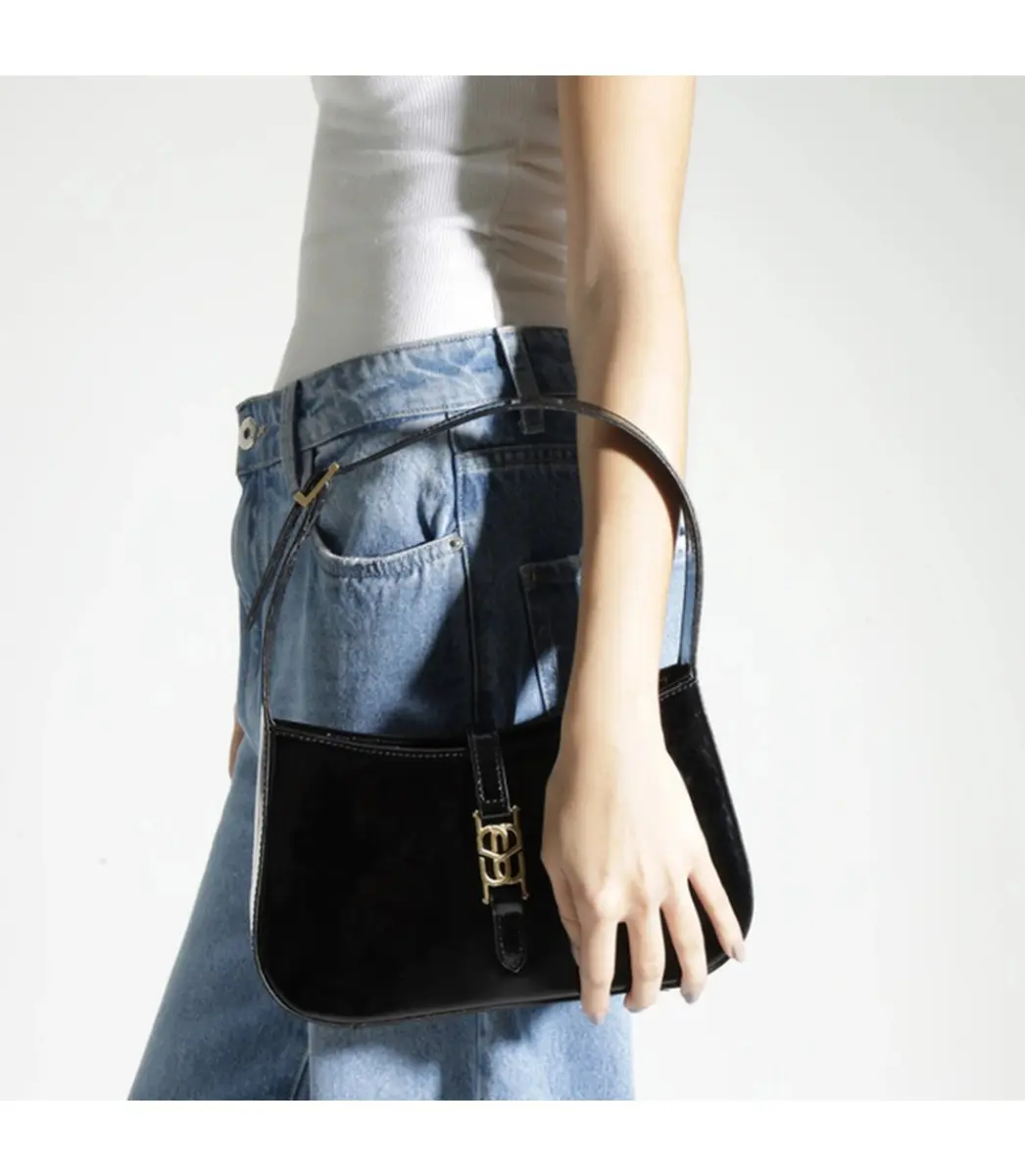 BOLSA MÉDIA HOBO SCHUTZ PRETO