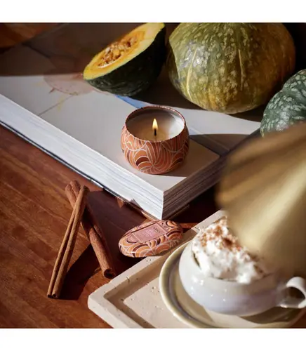 MINI VELA AROMÁTICA LATA RELEVO 25H SPICED PUMPKIN LATTE VOLUSPA