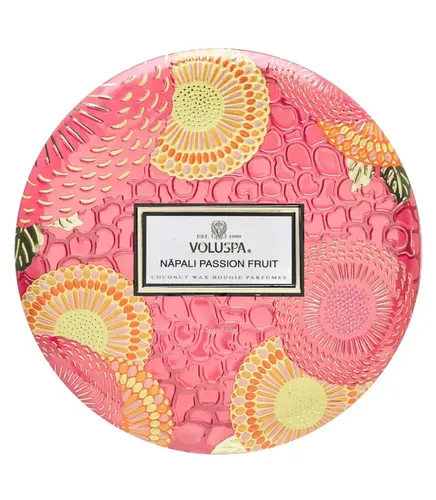 VELA AROMÁTICA 60H LATA 3 PAVIOS RELEVO NAPALI PASSION FRUIT VOLUSPA