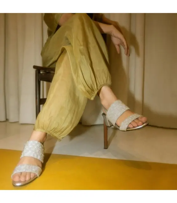 SANDÁLIA SALTO MÉDIO LORENA BOTTI PRATA