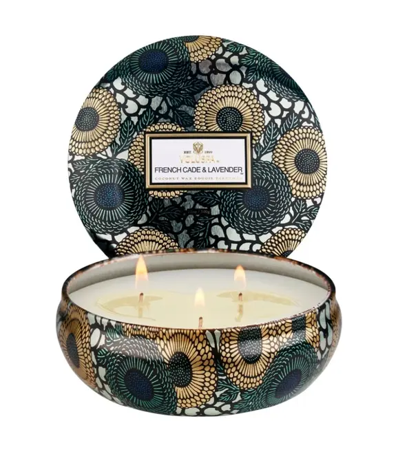VELA AROMÁTICA LATA 3 PAVIOS RELEVO 60H FRENCH CADE LAVANDER VOLUSPA