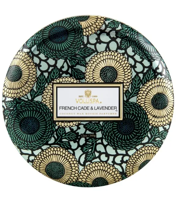 VELA AROMÁTICA LATA 3 PAVIOS RELEVO 60H FRENCH CADE LAVANDER VOLUSPA