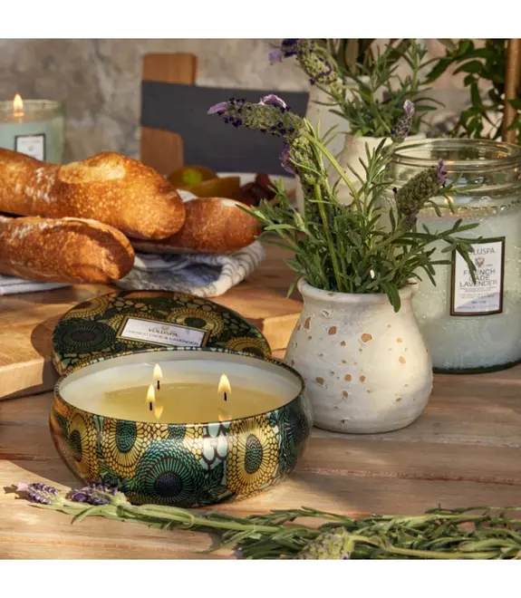 VELA AROMÁTICA LATA 3 PAVIOS RELEVO 60H FRENCH CADE LAVANDER VOLUSPA