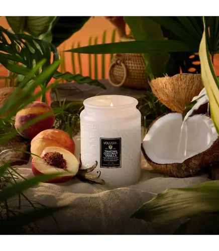 VELA AROMÁTICA 100H POTE VIDRO RELEVO TAHITIAN COCONUT VANILLA VOLUSPA