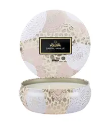 VELA AROMÁTICA LATA 3 PAVIOS RELEVO 60H SANTAL VANILLE VOLUSPA