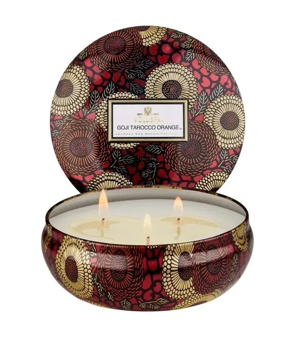 VELA AROMÁTICA LATA 3 PAVIOS RELEVO 60H GOJI TAROCCO ORANGE VOLUSPA
