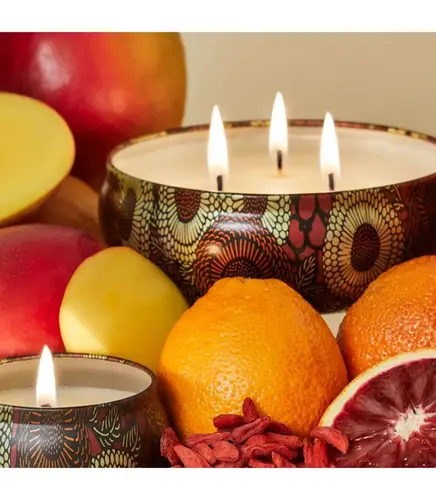 VELA AROMÁTICA LATA 3 PAVIOS RELEVO 60H GOJI TAROCCO ORANGE VOLUSPA