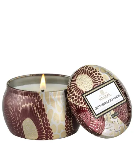 MINI VELA AROMÁTICA LATA RELEVO 25H GILT POMANDER & HINOKI VOLUSPA