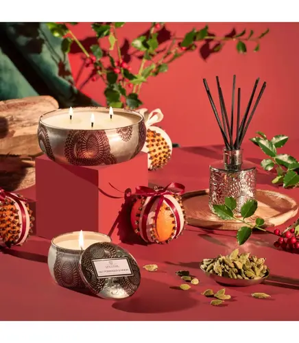 MINI VELA AROMÁTICA LATA RELEVO 25H GILT POMANDER & HINOKI VOLUSPA