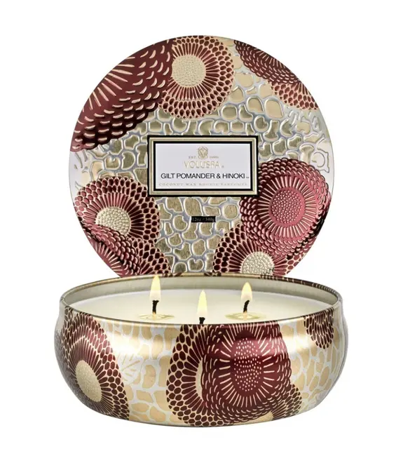 VELA AROMÁTICA LATA 3 PAVIOS RELEVO 60H GILT POMANDER & HINOKI VOLUSPA