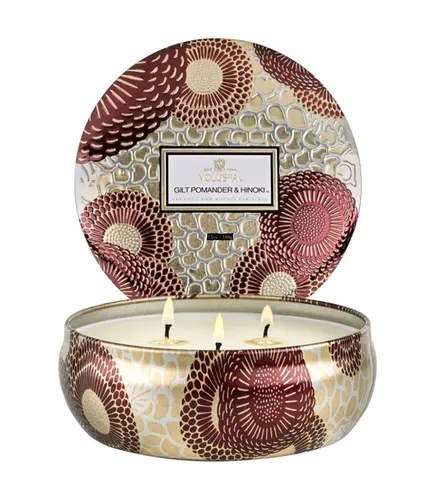 VELA AROMÁTICA LATA 3 PAVIOS RELEVO 60H GILT POMANDER & HINOKI VOLUSPA