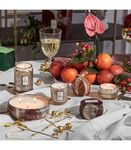 VELA AROMÁTICA LATA 3 PAVIOS RELEVO 60H GILT POMANDER & HINOKI VOLUSPA