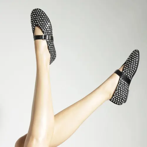 SAPATILHA VICKIE STUDS SCHUTZ PRETO
